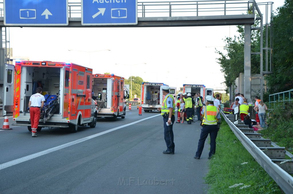 Einsatz BF Koeln Klimaanlage Reisebus defekt A 3 Rich Koeln hoehe Leverkusen P084.JPG